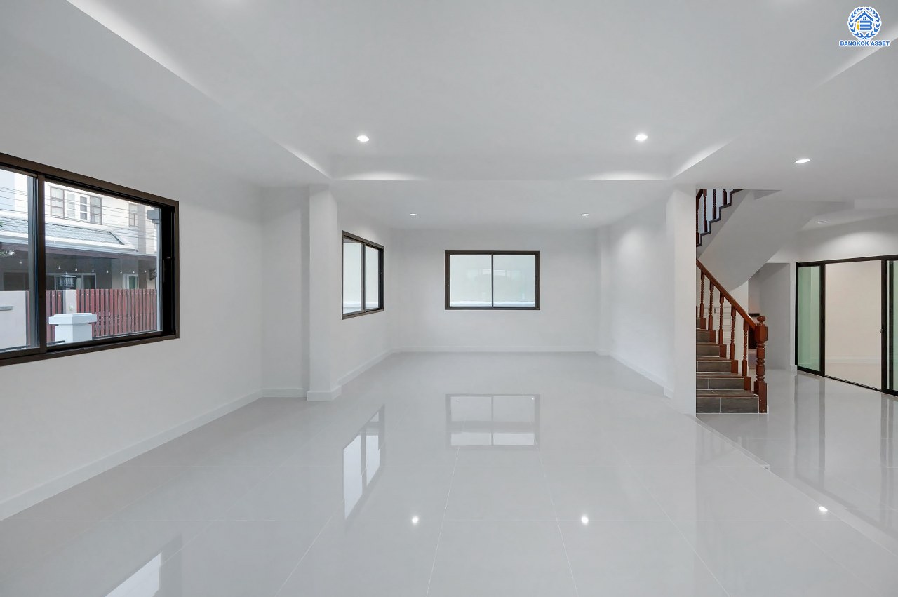 บ้านมือสองตกแต่งใหม่ โครงการ ลภาวัน9 ชัยพฤกษ์-ปากเกร็ด เนื้อที่ 71.9 ตร.ว. ฟังก์ชัน 3 ห้องนอน 3 ห้องน้ำ 1 ห้องอเนกประสงค์ 2 ที่จอดรถ ภายในบ้านกว้างขวาง ตอบโจทย์ทุกคนในครอบครัว บนทำเลที่ดีที่สุด เดินทางสะดวก เชื่อมต่อเมือง ใกล้เซ็นทรัลแจ้งวัฒนะ โรบินสัน ไลฟ์ไตล์ ราชพฤกษ์ และรถไฟฟ้าสายสีม่วง "สถานีบางพลู"